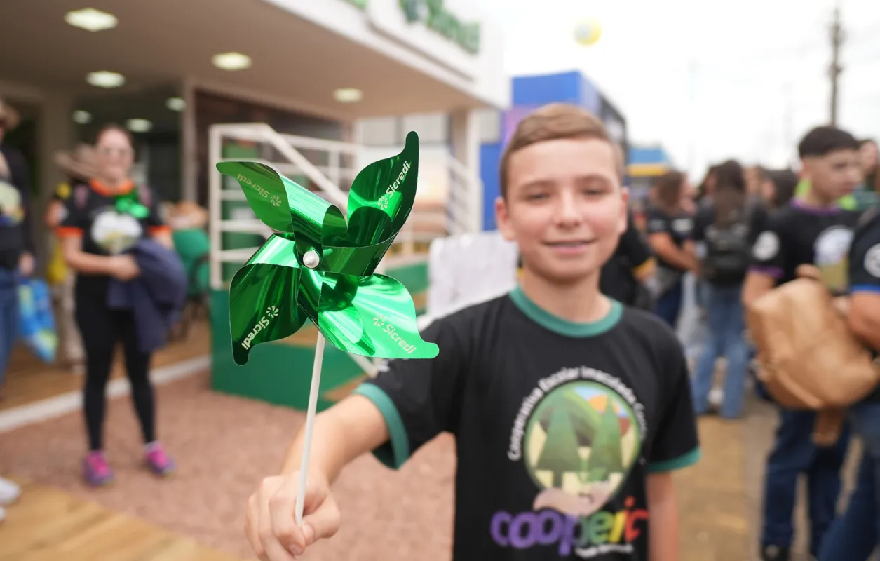  Imagem de um colaborador cumprimentando associada 