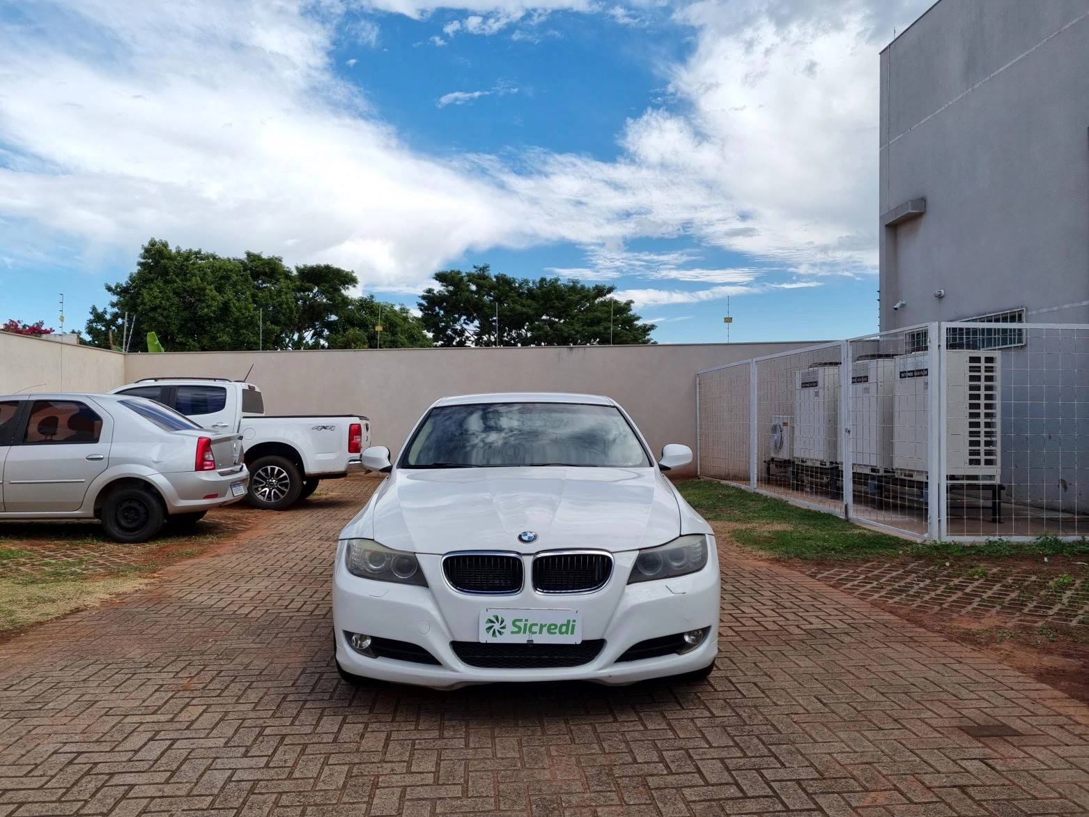  320i 01.jpg 