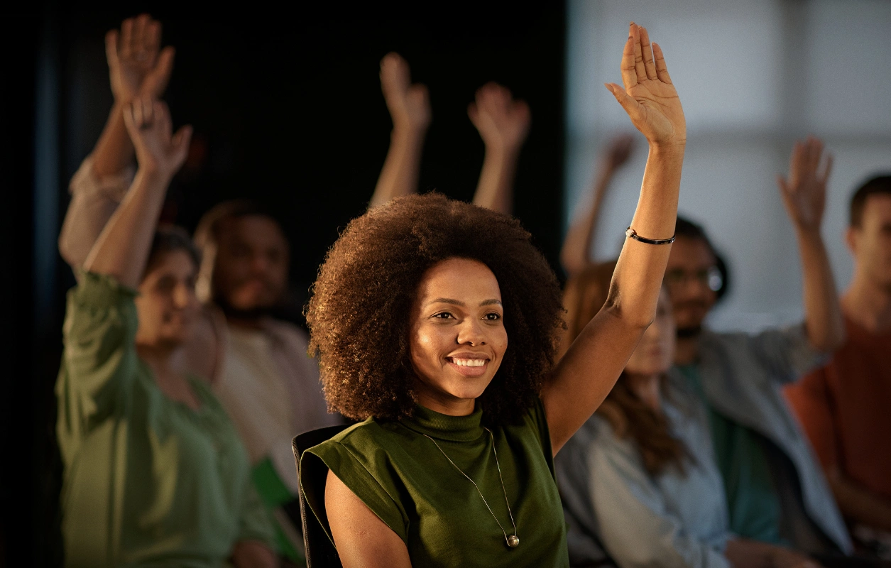  Imagem de um colaborador cumprimentando associada 