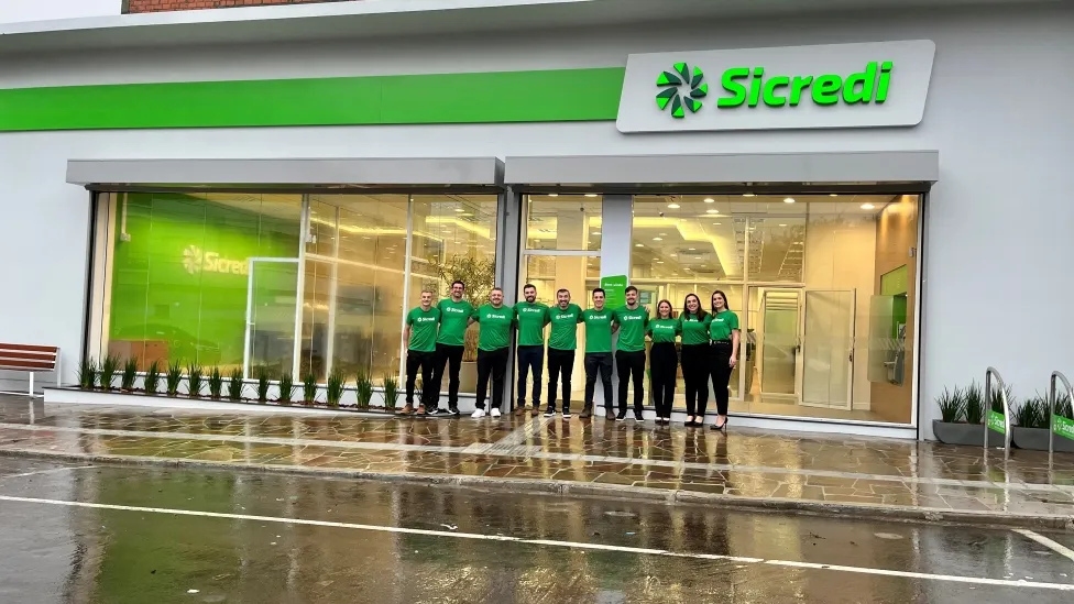 Equipe de colaboradores do Sicredi de Ilópolis em frente a nova agência_site.jpg