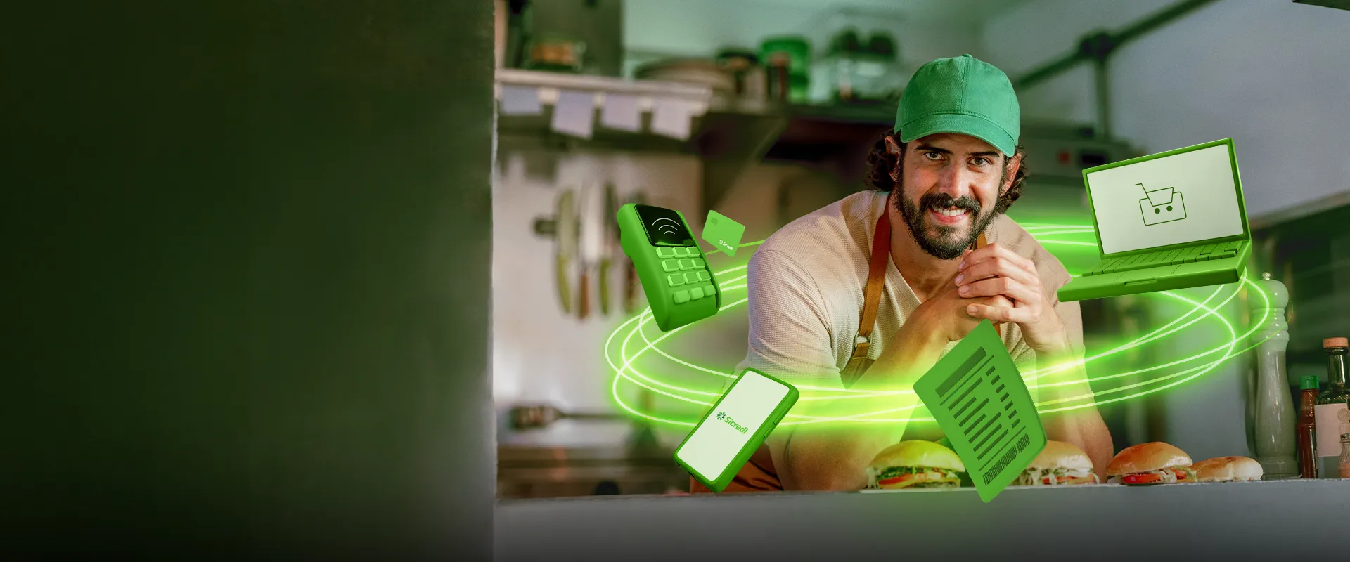  Homem, dono de restaurante que serve hamburguer, apoiado em uma bancada sorrindo para a câmera. 