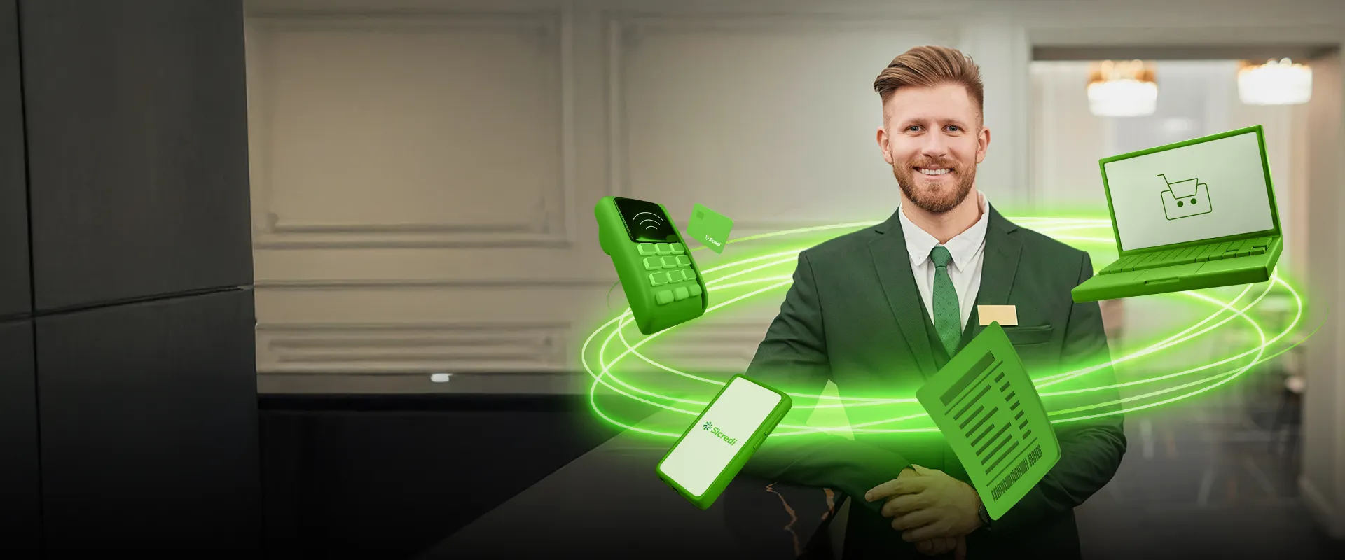  Homem, dono de restaurante que serve hamburguer, apoiado em uma bancada sorrindo para a câmera. 