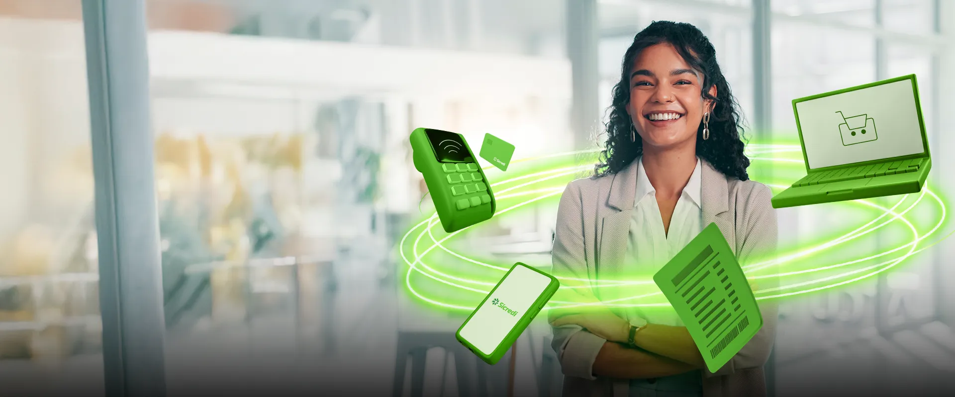  Homem, dono de restaurante que serve hamburguer, apoiado em uma bancada sorrindo para a câmera. 