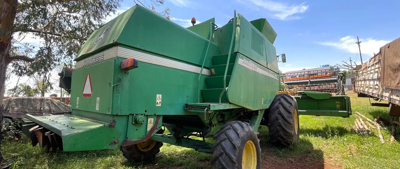  COLHEITADEIRA JOHN DEERE A 1550VB, com PLATAFORMA 23 PÉS, Valor Avaliado R$ 290.000,00, Valor de venda R$ 260.000,00 