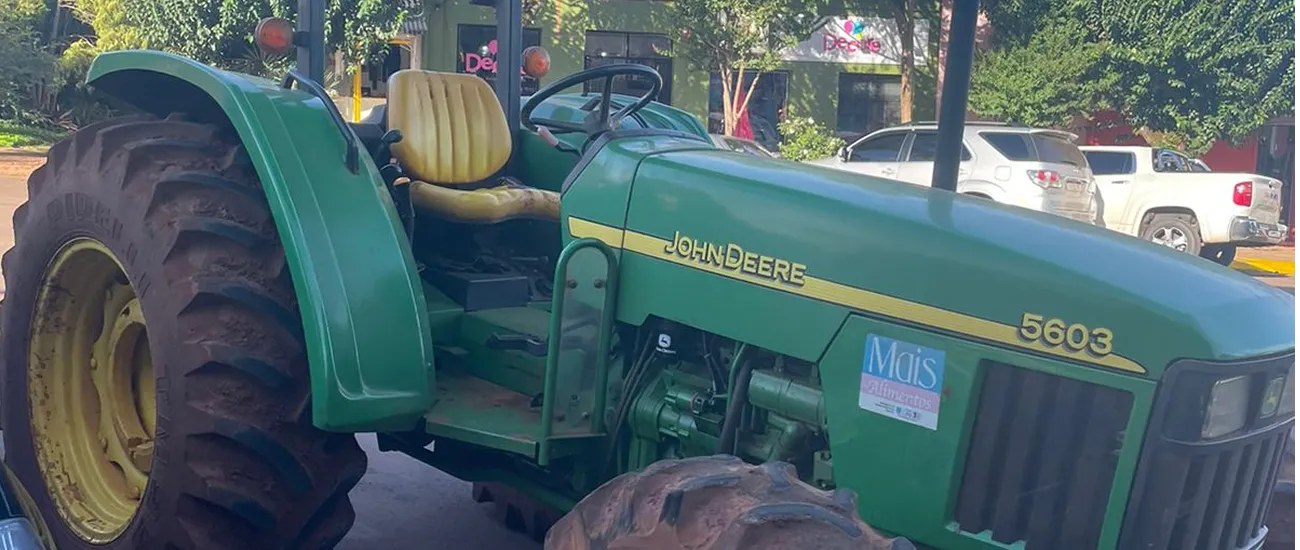 TRATOR JOHN DEERE, modelo 5603, 4x4, ano 2010
