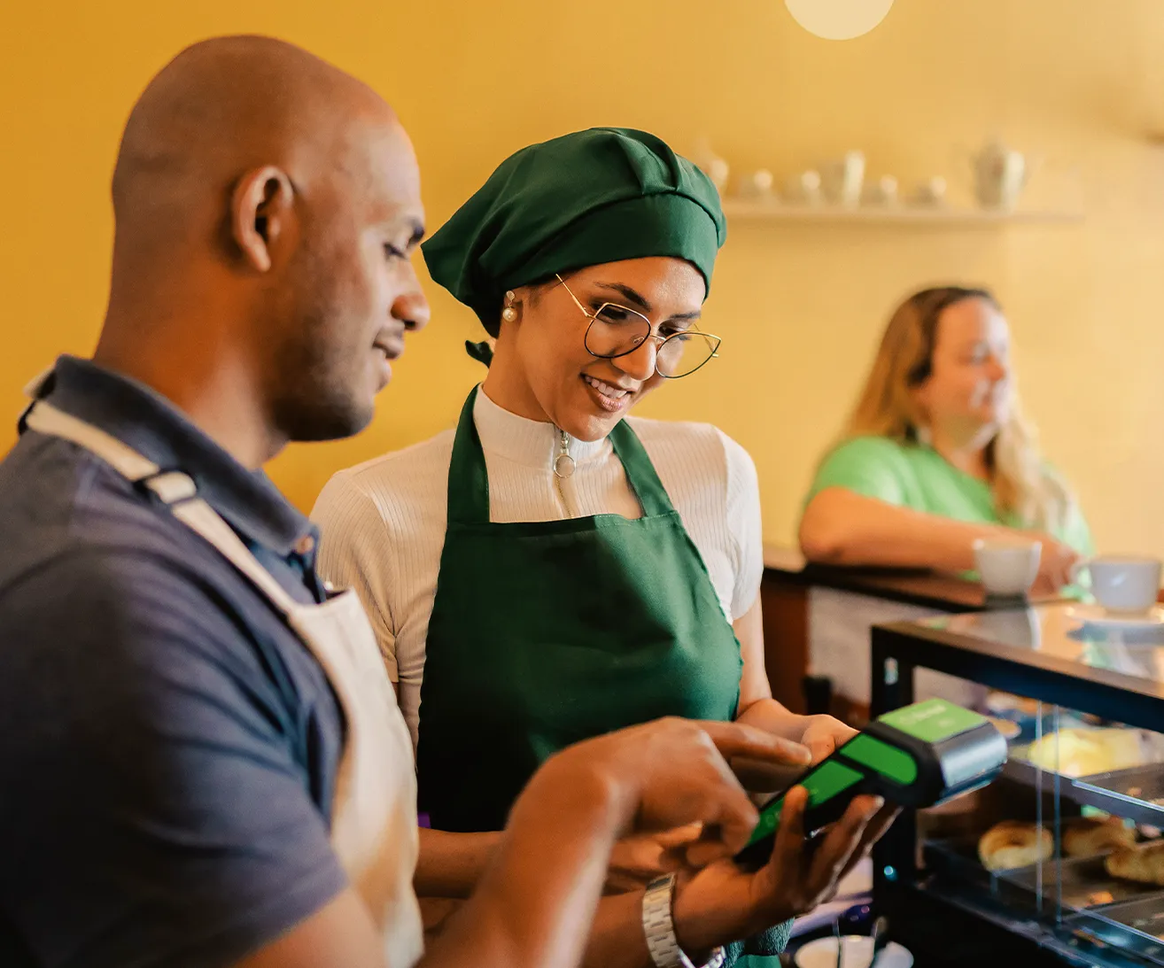  Mulher com o cartão empresarial de crédito na mão 