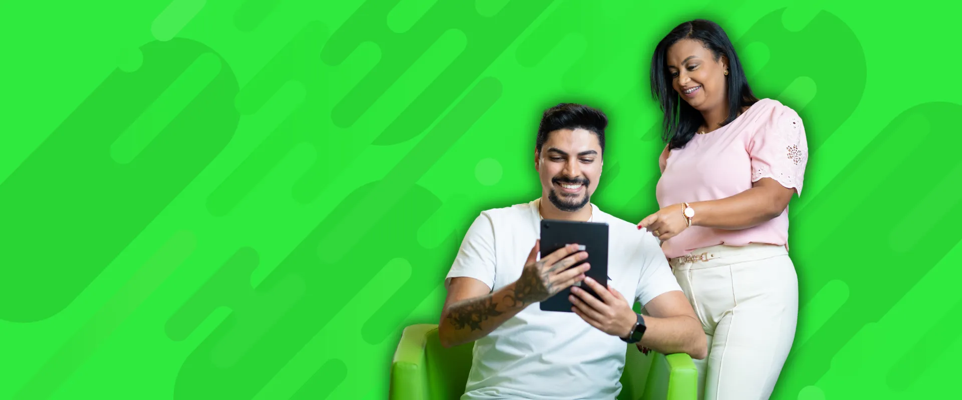  Atendente do Sicredi sorrindo. 