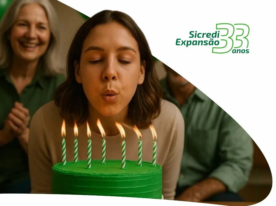  Moça soprando velas de aniversário com marca "Sicredi Expansão 33 anos" ao lado direito 