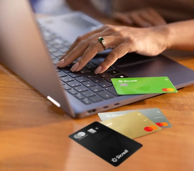  Cartões ao lado de um notebook 