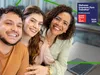  Grupo de 3 pessoas sorridentes ao lado do certificado Great Place to Work 2024 