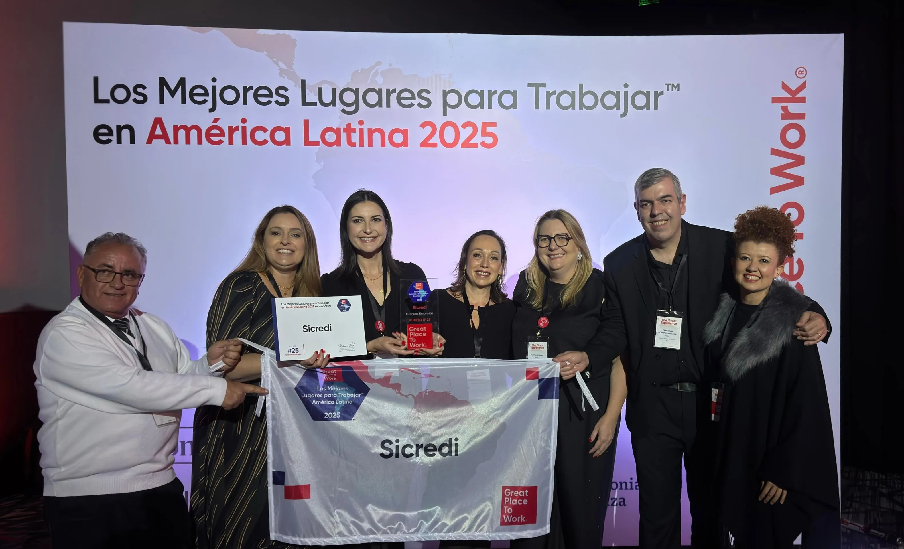 Colaboradores do Sicredi recebem premiação internacional