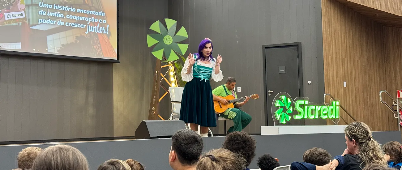  Autora do livro, Léia Cassol, foi a responsável por contar a história de forma lúdica 