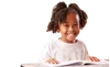  Menina sentada, sorrindo com um livro 