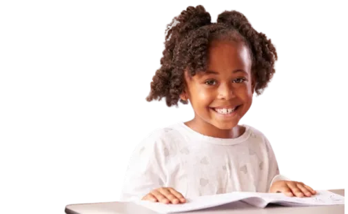  Menina sentada, sorrindo com um livro 