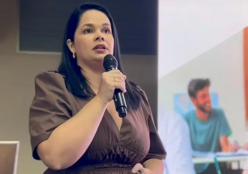  Colaboradora Paula Lorena durante apresentação 