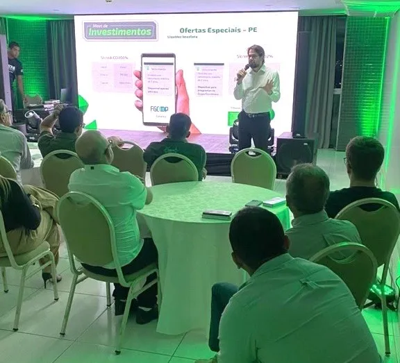 Sala do evento com apresentação de colaborador da Sicredi Expansão