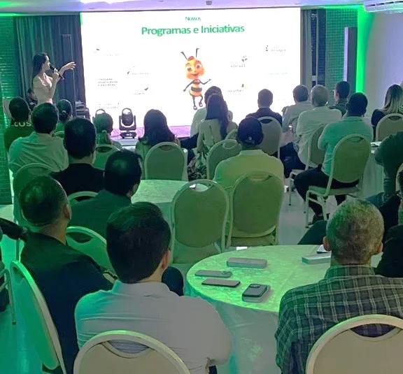 Associados assistindo a apresentação 