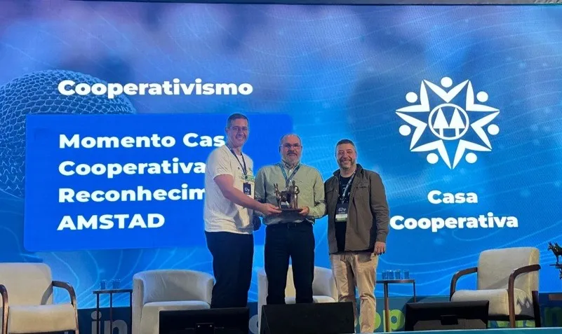 Presidente da Sicredi Expansão recebendo estatueta das mãos do Gestor Executivo da Casa Cooperativa, Paulo César Soares, e do Presidente da Sicredi Pioneira, Thiago Luiz Schmidt