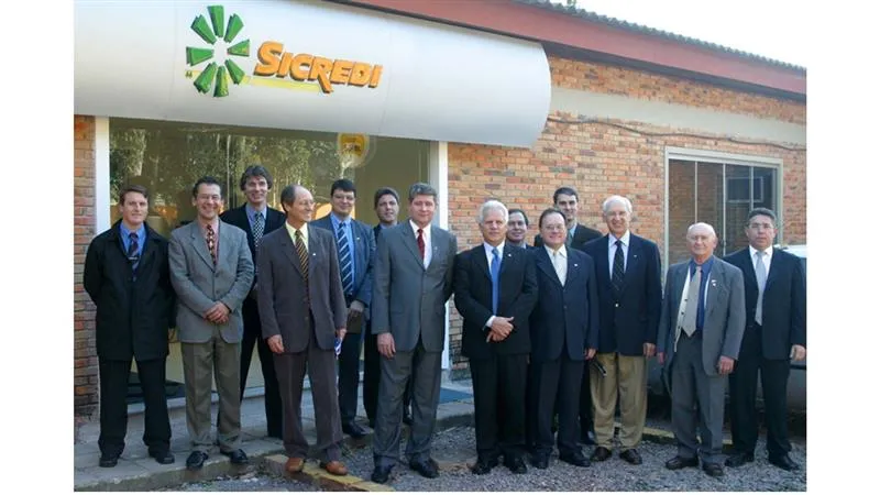  Presidente Ronaldo em frente a uma das agências.jpg 