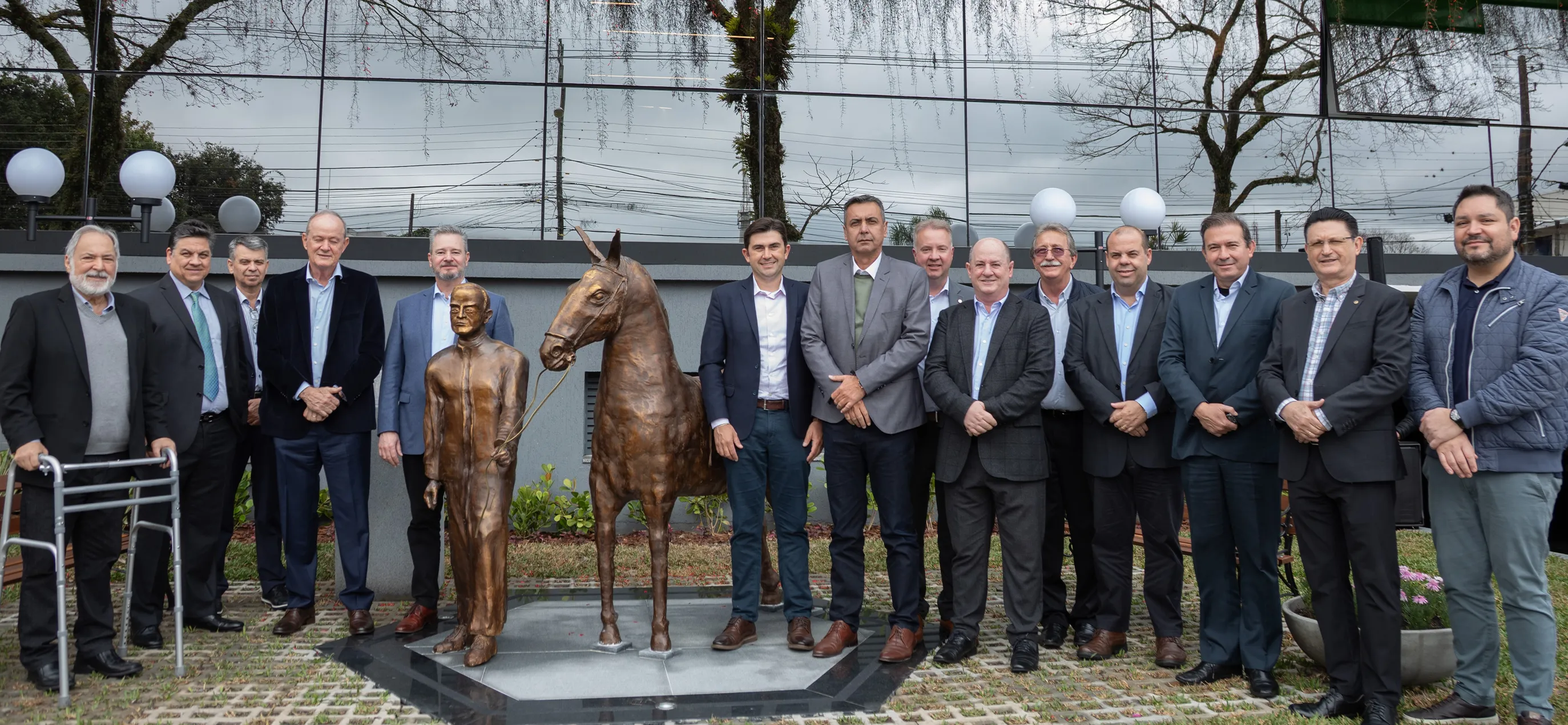  Clover copiar cópiaSicredi inaugura em Curitiba monumento em homenagem ao patrono do cooperativismo de crédito brasileiro.jpg 