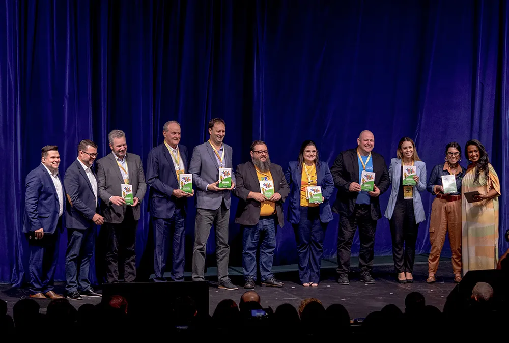  Executivos do Sicredi com os autores do livro "Olhares sobre a educação: a dinâmica do Programa A União Faz a Vida (PUFV) na contribuição para o alcance dos ODS da Agenda 2030" 