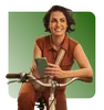  mulher com celular na mão, em cima de uma bicicleta 