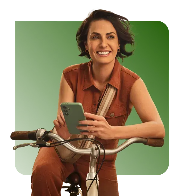  mulher com celular na mão, em cima de uma bicicleta 