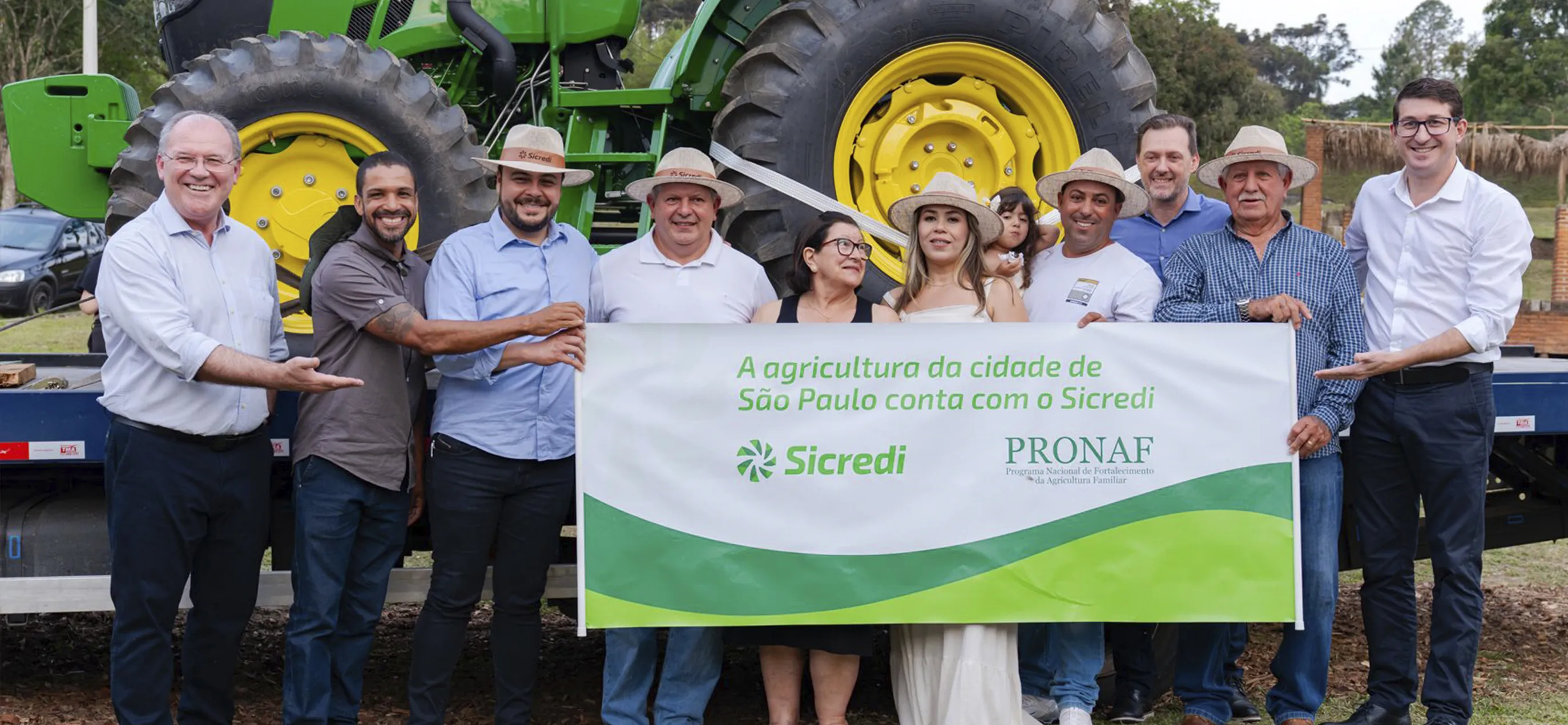 Entrega oficial de dois tratores a produtores de Parelheiros_