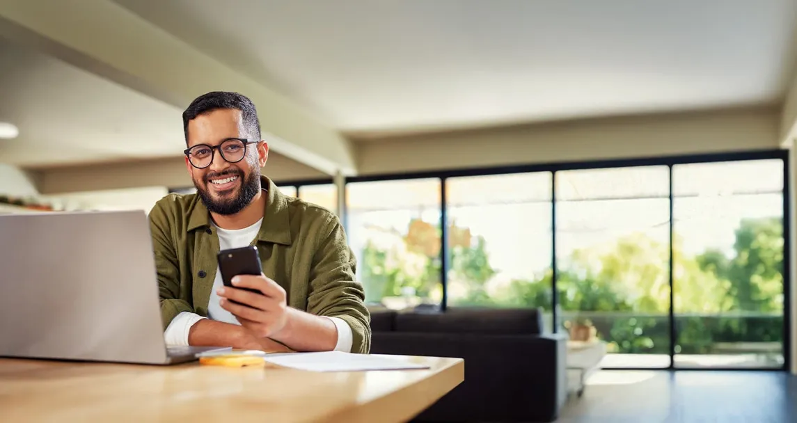  Homem negro de pele clara sorrindo olhando pra câmera 