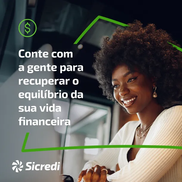  Homem negro de pele clara sorrindo com celular na mão com expressão de tranquilidade. 