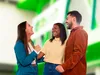  Grupo de 3 pessoas sorridentes ao lado do certificado Great Place to Work 2024 