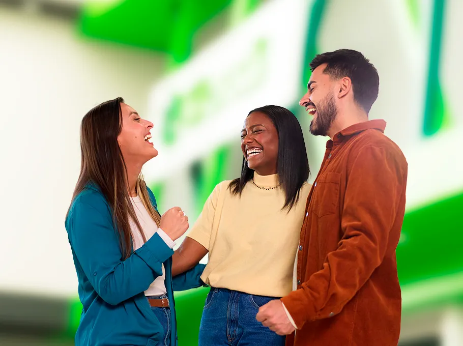  Grupo de 3 pessoas sorridentes ao lado do certificado Great Place to Work 2024 