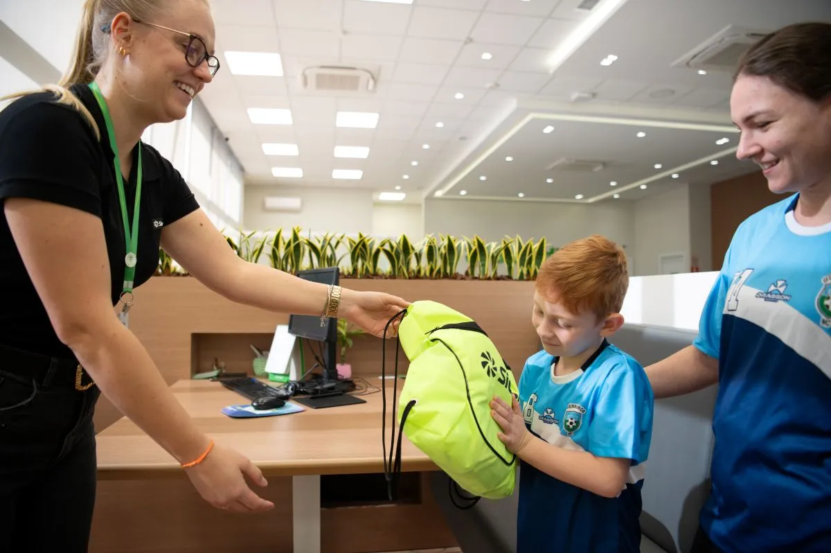  Guerreiros_Colaboradora da agencia Kássia, Pedro e sua mãe Raquel 