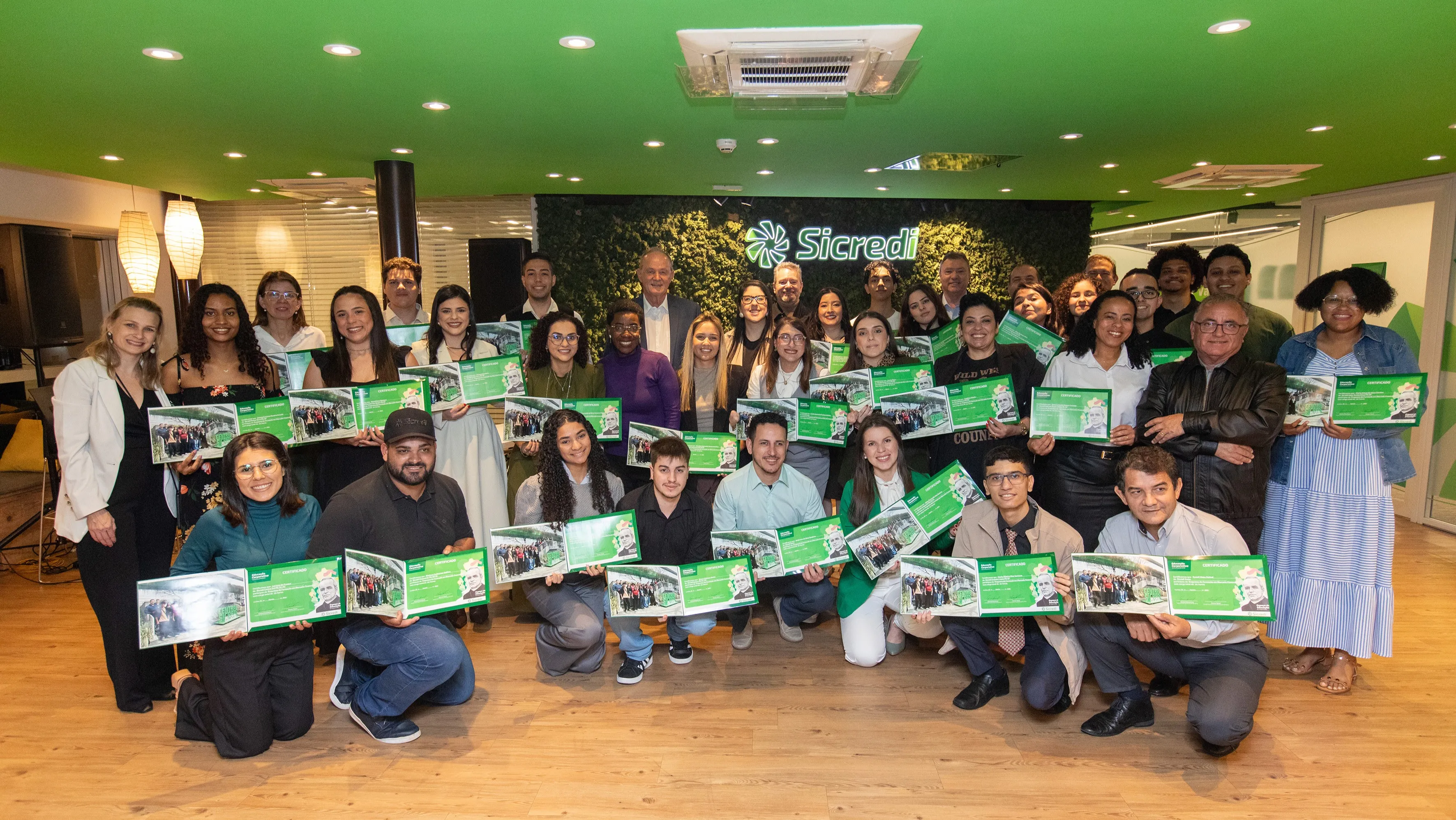  Curso de mercado financeiro forma 29 alunos do Paraná, São Paulo e Rio de Janeiro 