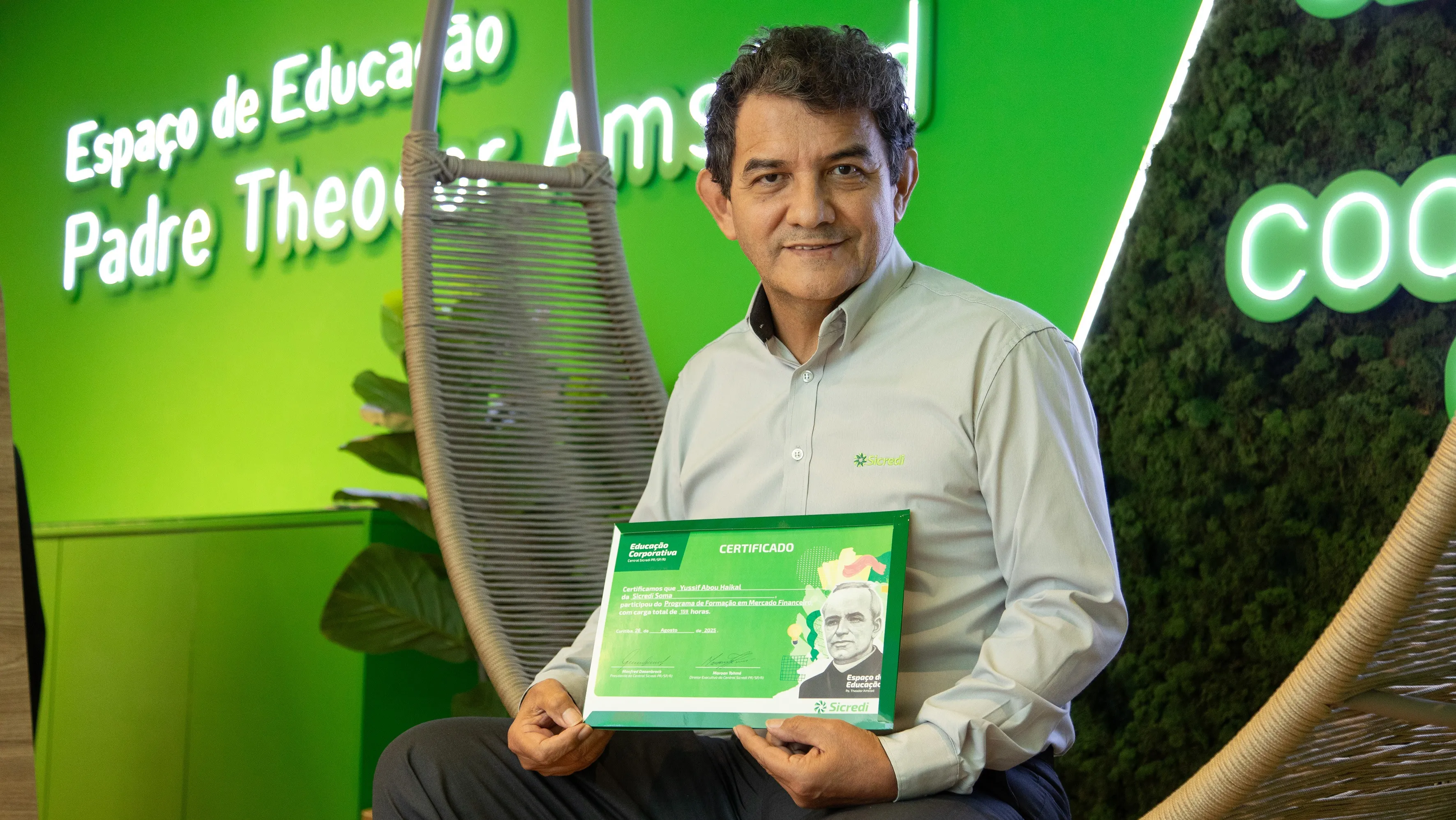  Yussif Abou Haikal trabalha atualmente como caixa no SIcredi e afirma que a formação está sendo uma virada de chave em sua vida 