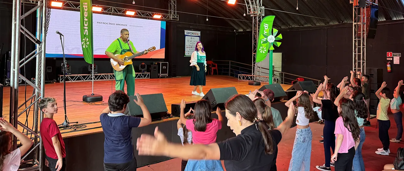 Léia Cassol animou as crianças com a leitura do Livro infantil do Sicredi