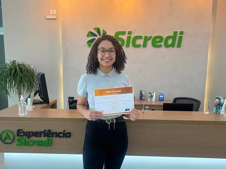 Sabrina, hoje com 20 anos, é uma entre os mais de 45 mil colaboradores do Sicredi espalhados pelo país