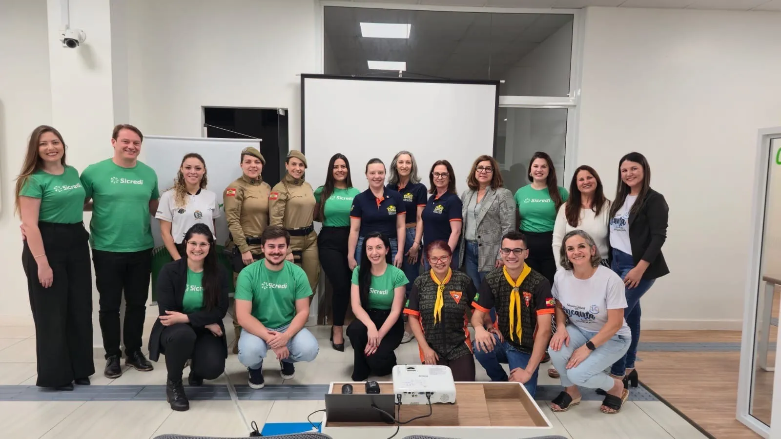 capa_438d52d97f02485395493ac49e46ba7b - foto_das_entregas