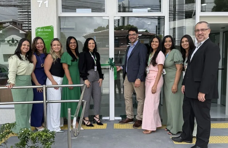  Colaboradores em frente à agência 