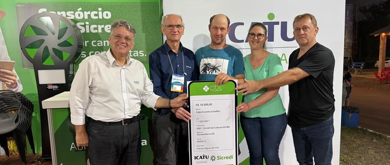  Associado de Coronel Barros foi surpreendido com a premiação durante visita ao Espaço Agro do Sicredi na Feira. 