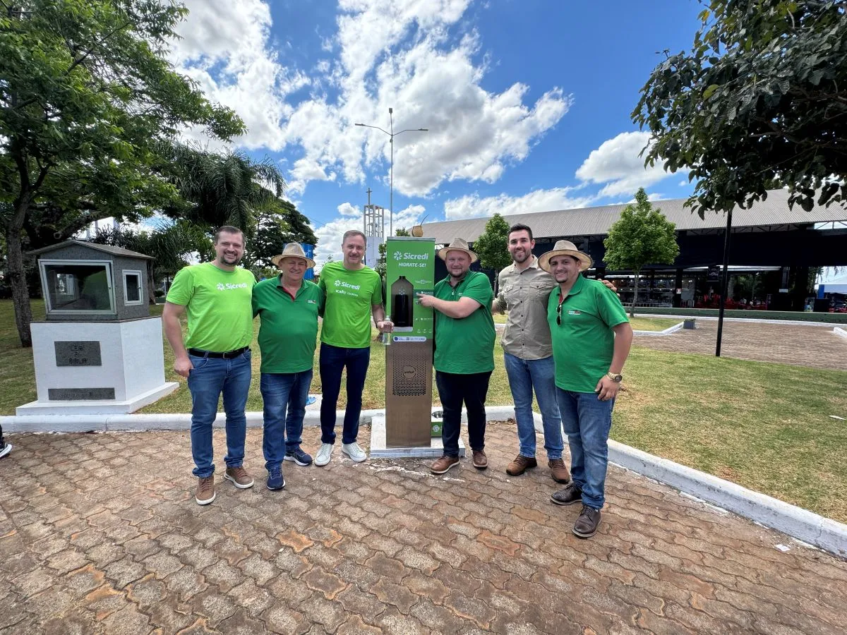  Diretoria, colaboradores e inlfuencer do Sicredi no ato inaugural do bebedouro Ice Hot 