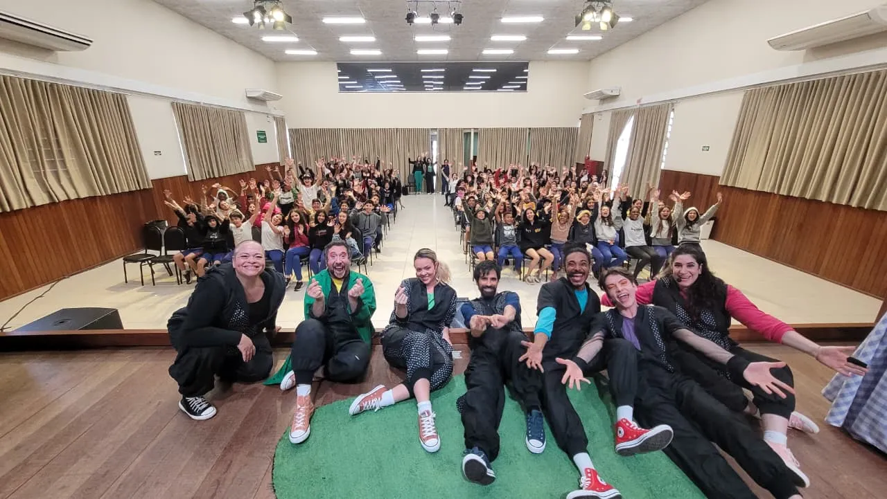  Sicredi leva espetáculo #Juntos a Criciúma e encanta alunos com arte e reflexão 