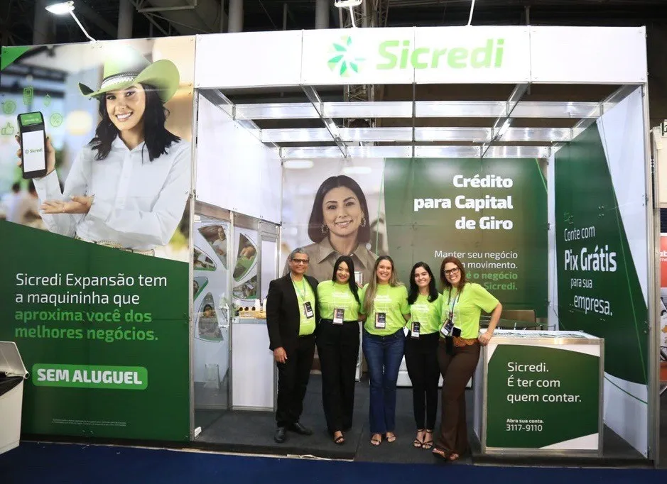  Colaboradores em frente ao estande na feira 