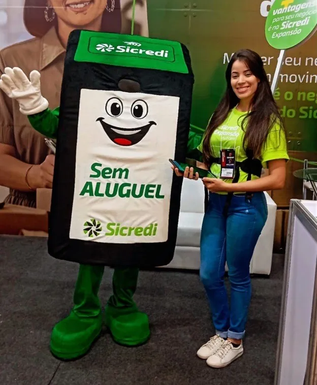  Mascote ao lado de promotora 