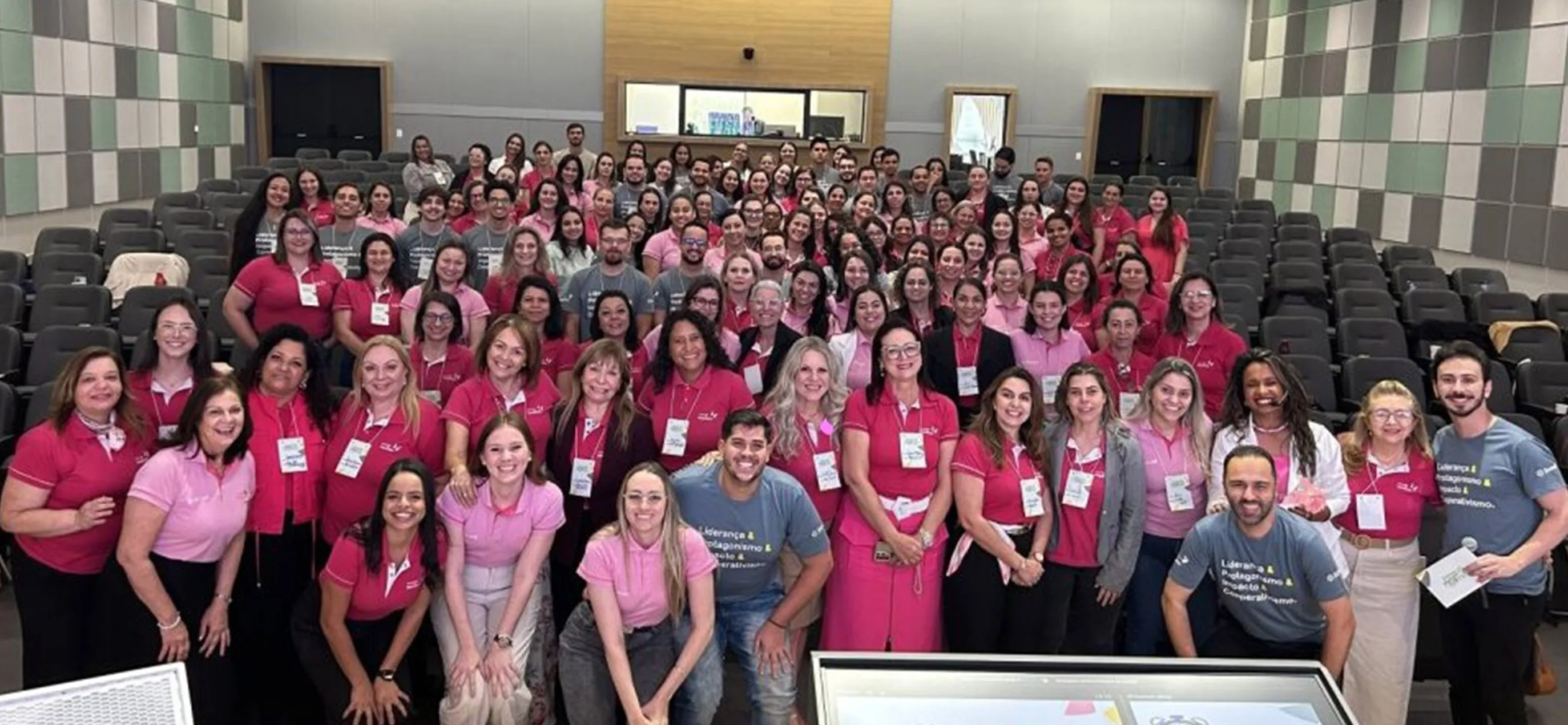  Integrantes dos comitês Jovem e Mulher 