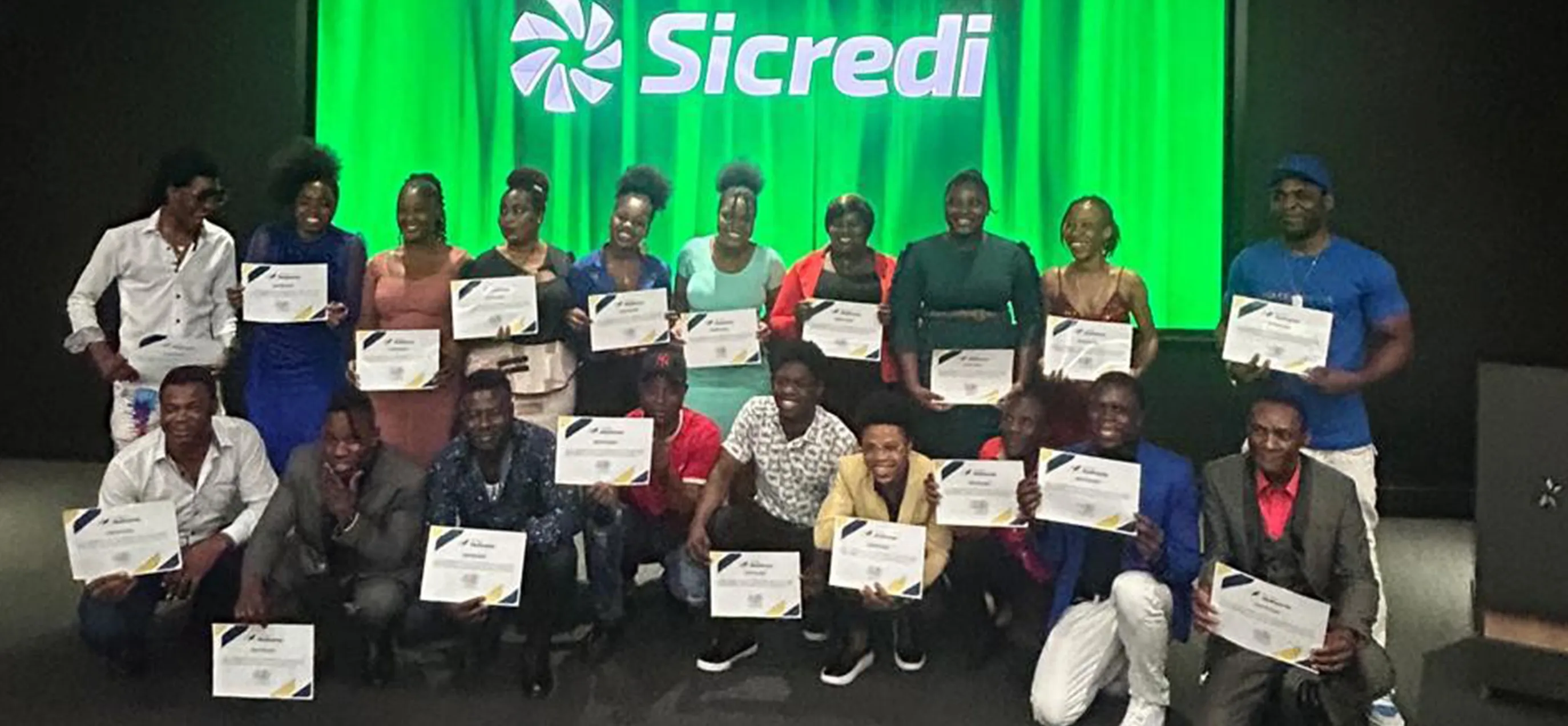  Sicredi entrega certificados do Curso de Alfabetização de Língua Portuguesa para Estrangeiros 