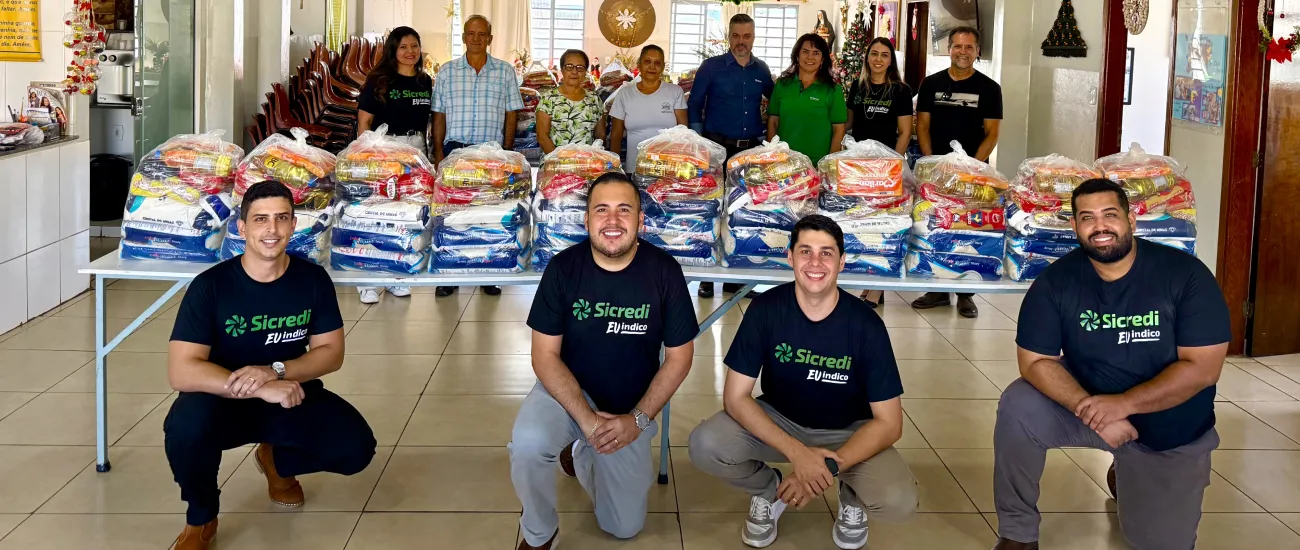  Sicredi realiza ação solidária de doação de alimentos em Passos 