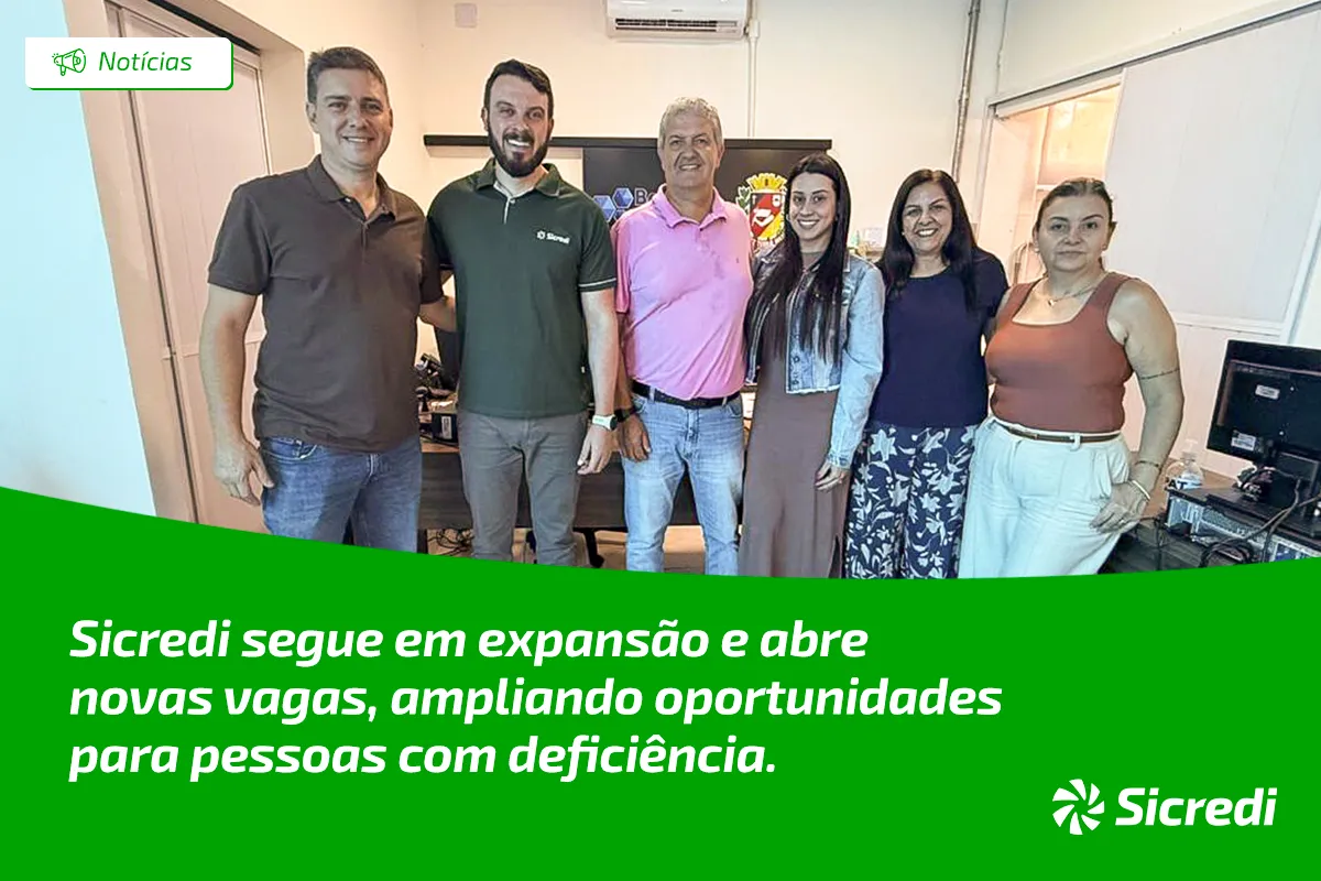  A imagem mostra um grupo de seis pessoas em pé, lado a lado, em ambiente corporativo com faixa verde contendo texto: Sicredi segue em expansão e abre novas vagas, ampliando oportunidades para pessoas com deficiência. Logotipo Sicredi no canto inferior direito. 