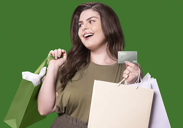  mulher com sacolas de compra e cartão Sicredi nas mãos 