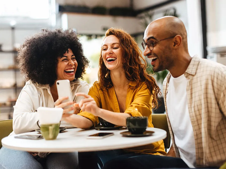  Abra seu aplicativo Sicredi, acesse o menu e selecione a opção “Convide Amigos”. 